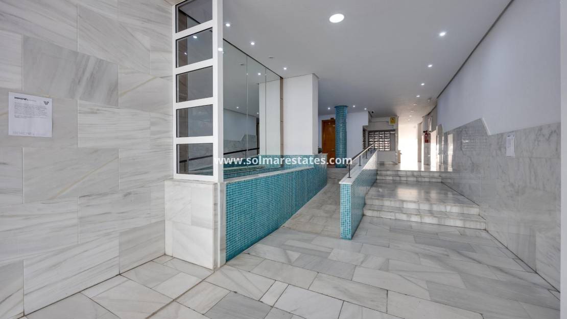 Apartamento de 2 habitaciones en Torrevieja en venta con piscina - 145.000 € (Ref: 9999151)