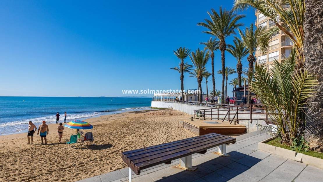 Apartamento de 2 habitaciones en Torrevieja en venta con piscina - 145.000 € (Ref: 9999151)