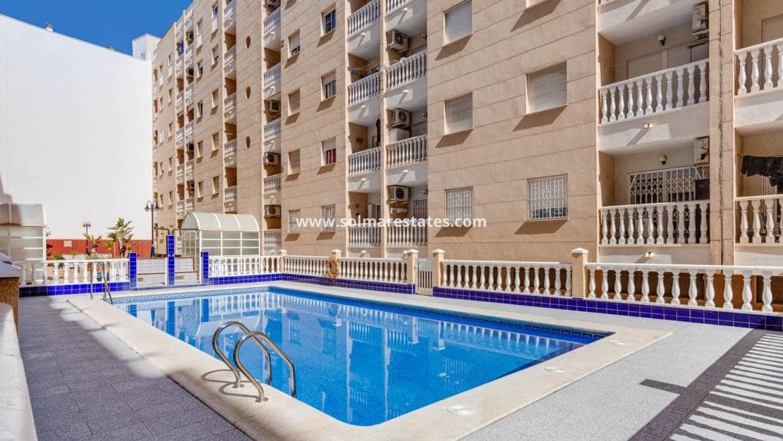 Apartamento de 2 habitaciones en Torrevieja en venta con piscina - 145.000 € (Ref: 9999151)