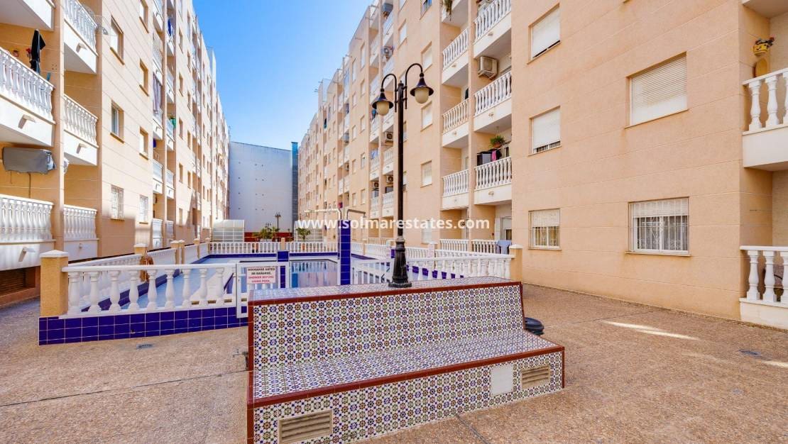 Apartamento de 2 habitaciones en Torrevieja en venta con piscina - 145.000 € (Ref: 9999151)