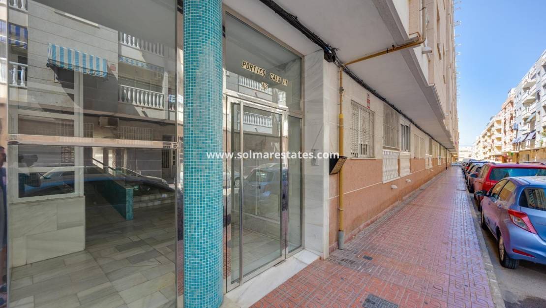Apartamento de 2 habitaciones en Torrevieja en venta con piscina - 145.000 € (Ref: 9999151)