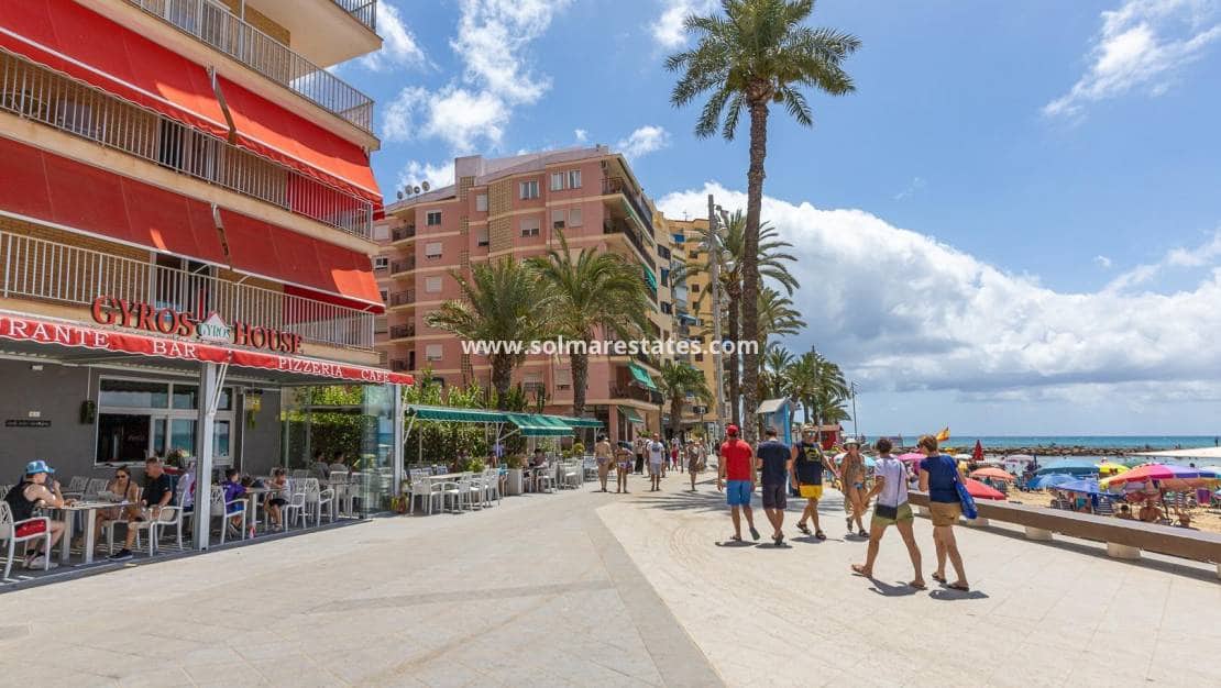 Apartamento de 2 habitaciones en Torrevieja en venta con piscina - 145.000 € (Ref: 9999151)