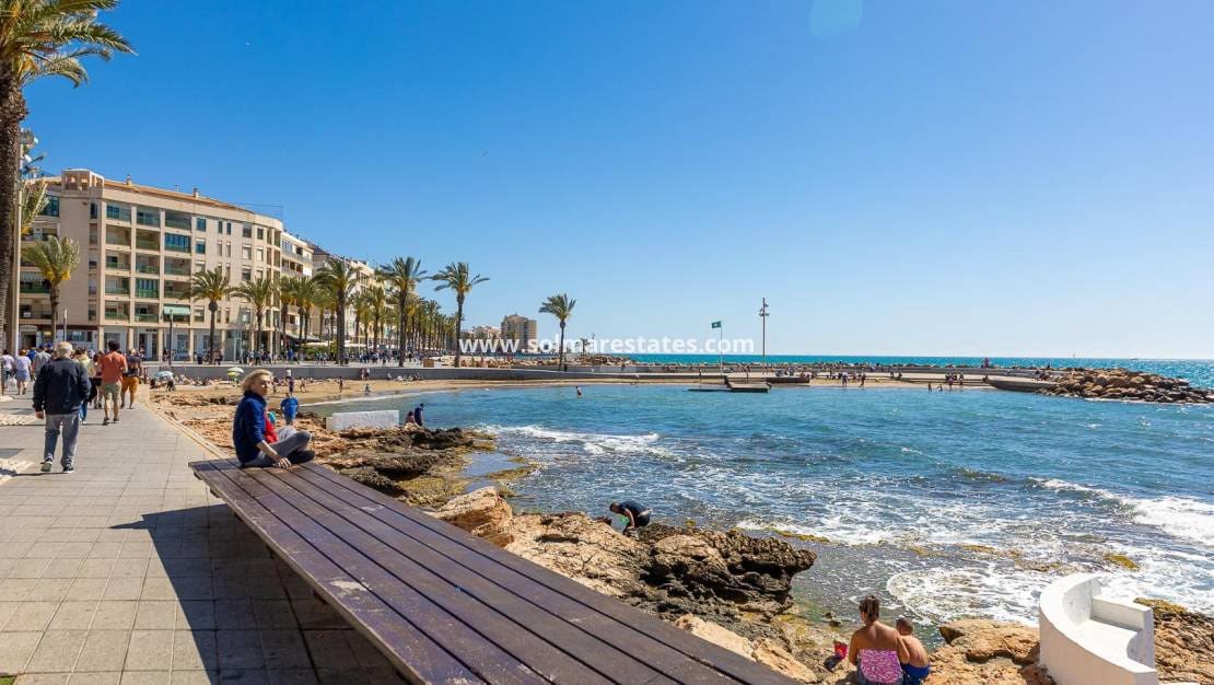 Apartamento de 2 habitaciones en Torrevieja en venta con piscina - 145.000 € (Ref: 9999151)