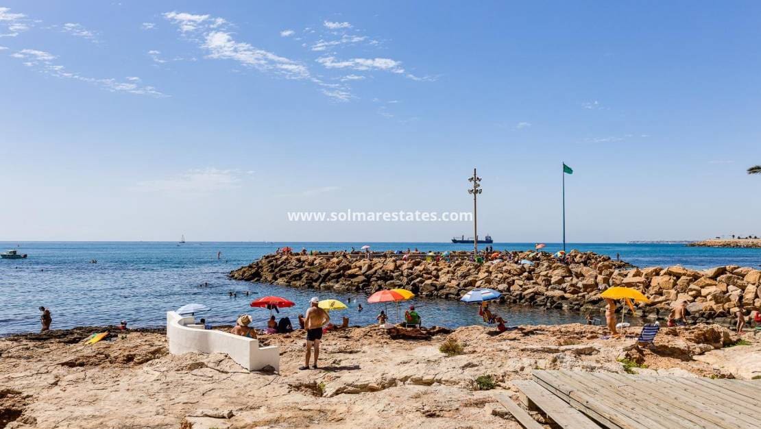 Apartamento de 2 habitaciones en Torrevieja en venta con piscina - 145.000 € (Ref: 9999151)