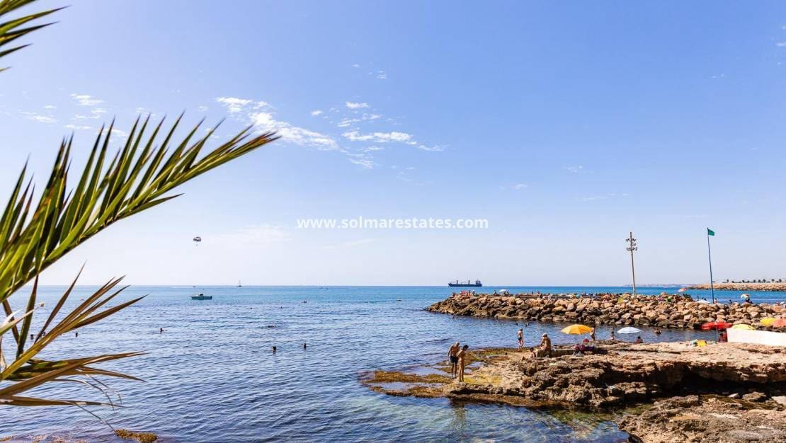 Apartamento de 2 habitaciones en Torrevieja en venta con piscina - 145.000 € (Ref: 9999151)