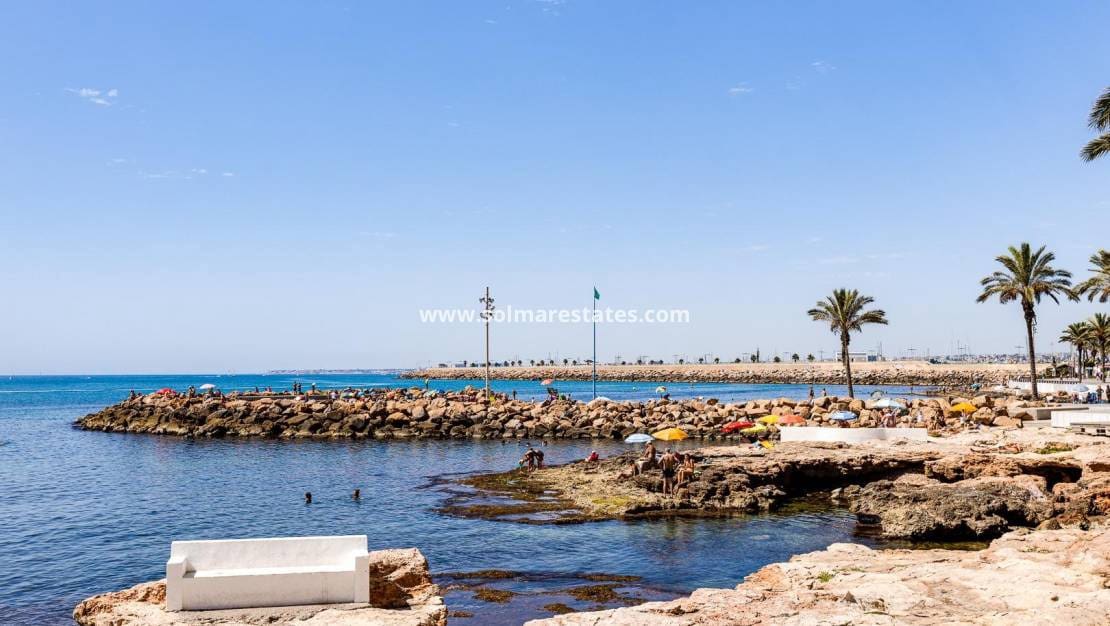 Apartamento de 2 habitaciones en Torrevieja en venta con piscina - 145.000 € (Ref: 9999151)