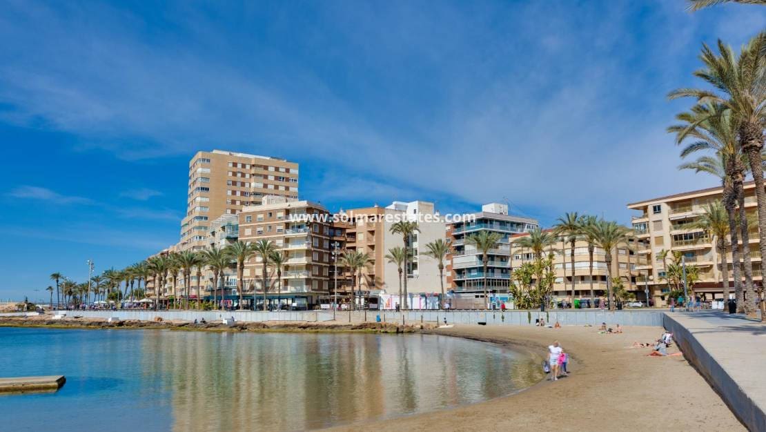 Apartamento de 2 habitaciones en Torrevieja en venta con piscina - 145.000 € (Ref: 9999151)