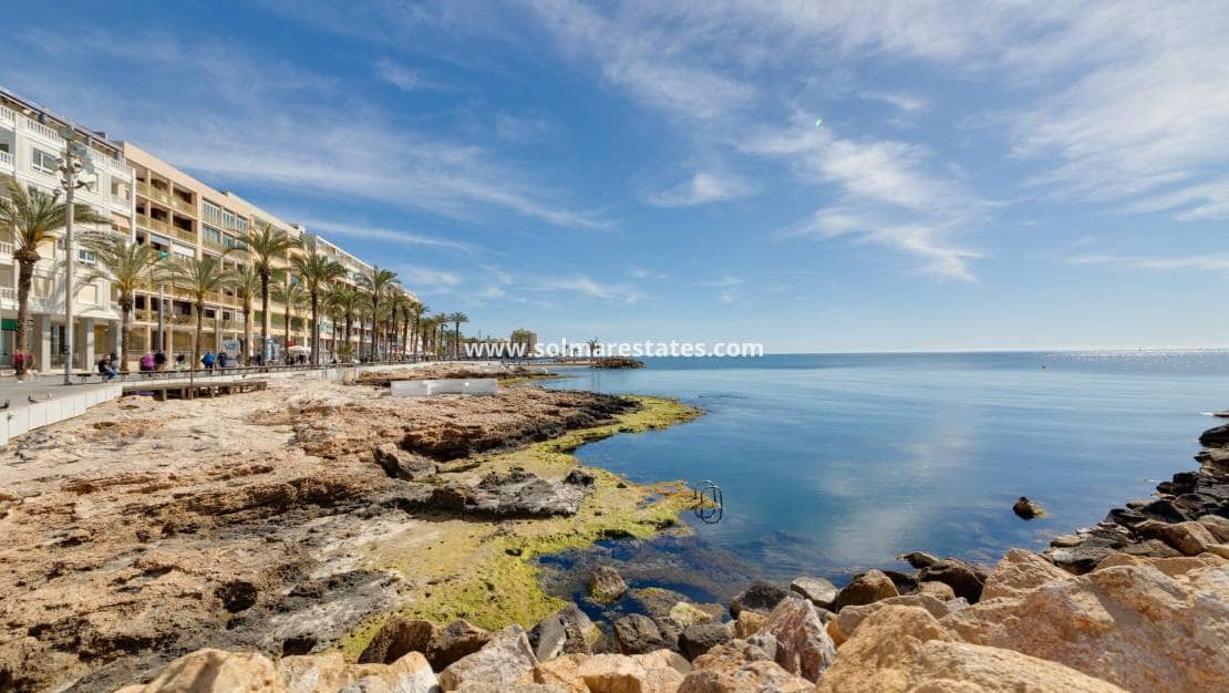 Apartamento de 2 habitaciones en Torrevieja en venta con piscina - 145.000 € (Ref: 9999151)
