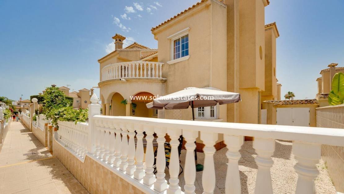 2 slaapkamer Halfvrijstaande villa te koop in Playa Flamenca met zwembad - € 215.000 (Ref: 9999155)