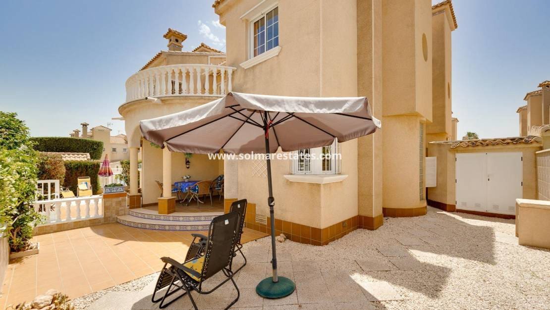 2 slaapkamer Halfvrijstaande villa te koop in Playa Flamenca met zwembad - € 215.000 (Ref: 9999155)