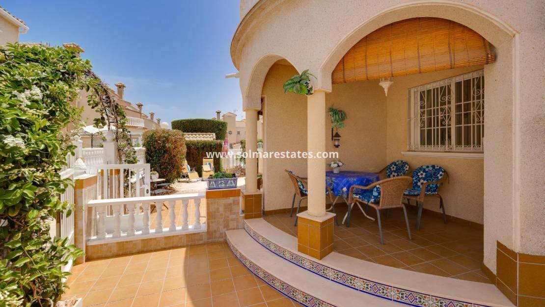 2 slaapkamer Halfvrijstaande villa te koop in Playa Flamenca met zwembad - € 215.000 (Ref: 9999155)