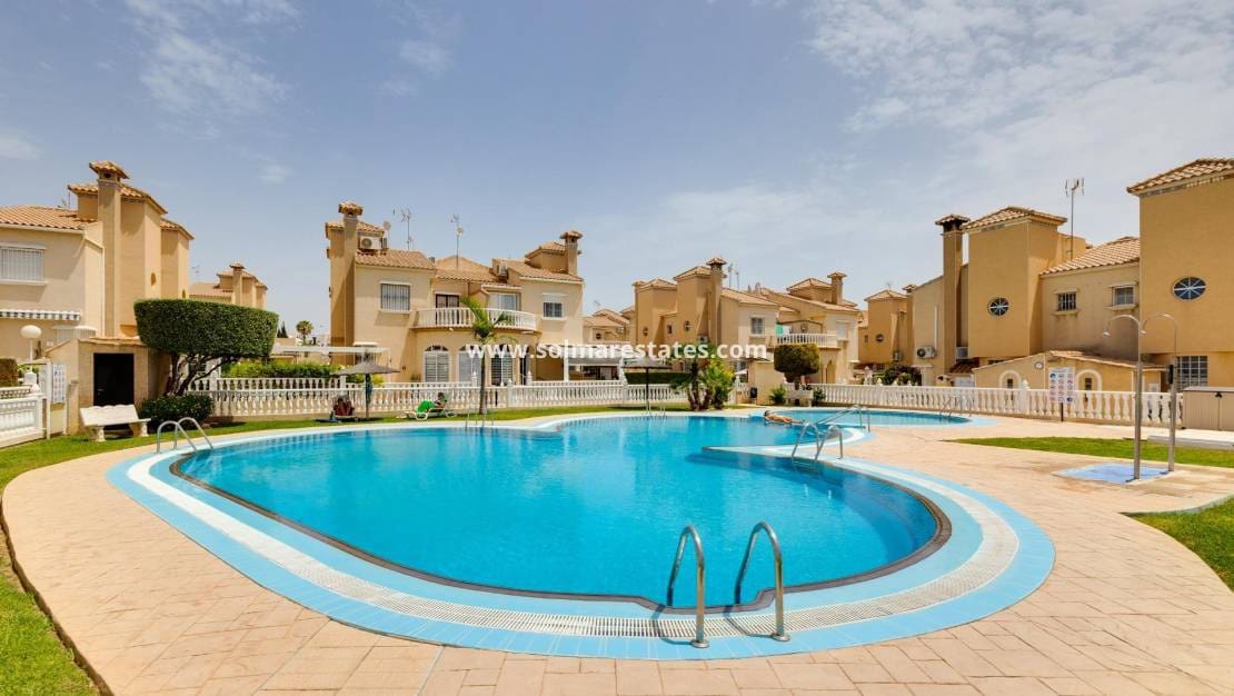 2 slaapkamer Halfvrijstaande villa te koop in Playa Flamenca met zwembad - € 215.000 (Ref: 9999155)