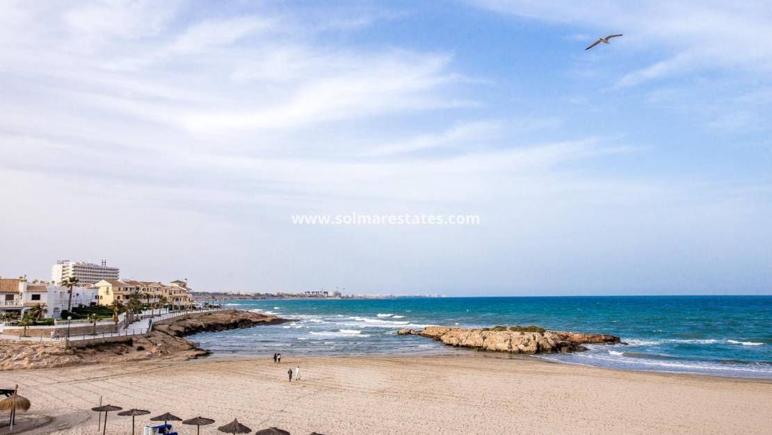 2 slaapkamer Halfvrijstaande villa te koop in Playa Flamenca met zwembad - € 215.000 (Ref: 9999155)