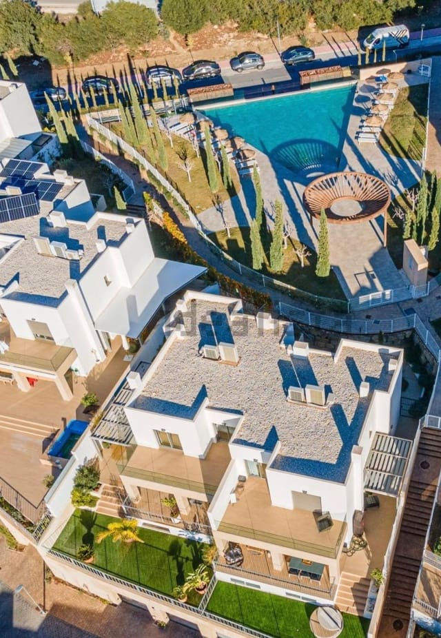 4 bedroom Semi-detached Villa for sale in Mijas with pool - € 950,000 (Ref: 8626564)