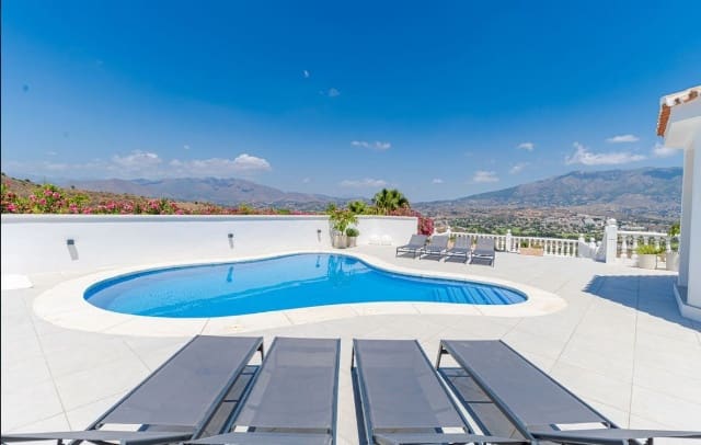 6 soverom Villa til salgs i Mijas Costa med svømmebasseng - € 1 390 000 (Ref: 9542976)