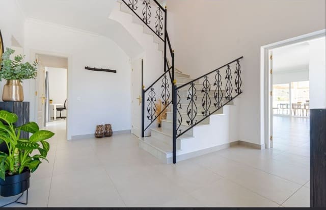 6 soverom Villa til salgs i Mijas Costa med svømmebasseng - € 1 390 000 (Ref: 9542976)