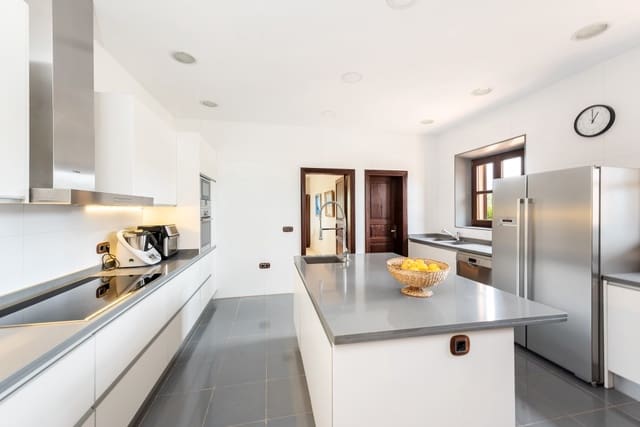 4 bedroom Finca/Country House for sale in Portocristo / Port de Manacor, Manacor with pool - € 2,975,000 (Ref: 7540042)