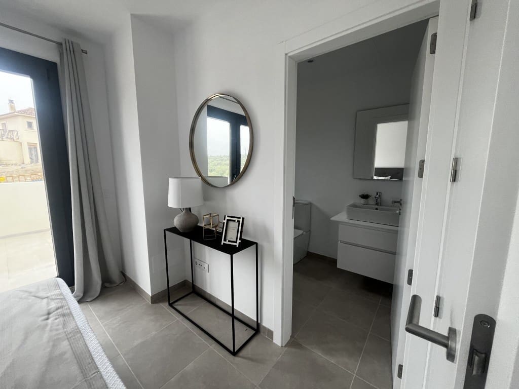 2 soveværelse Semi-Rækkehus til salg i Cala Romantica - € 388.000 (Ref: 7681655)