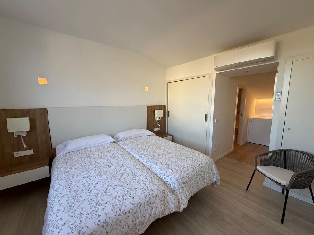 1 sypialnia Penthouse do wynajęcia w Cala Millor z basenem - 1 500 € (Ref: 9129512)