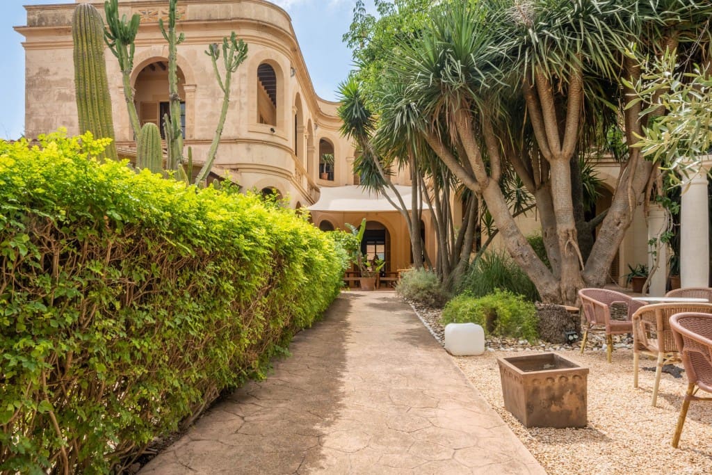 8 soverom Kommersiell til salgs i Arta med svømmebasseng - € 3 400 000 (Ref: 9142761)