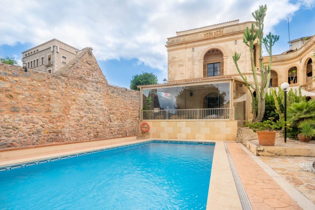 8 soverom Kommersiell til salgs i Arta med svømmebasseng - € 3 400 000 (Ref: 9142761)