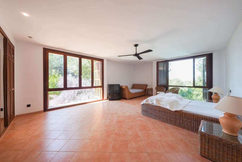 4 bedroom Villa for sale in Costa de los Pinos with pool - € 4,100,000 (Ref: 9735370)