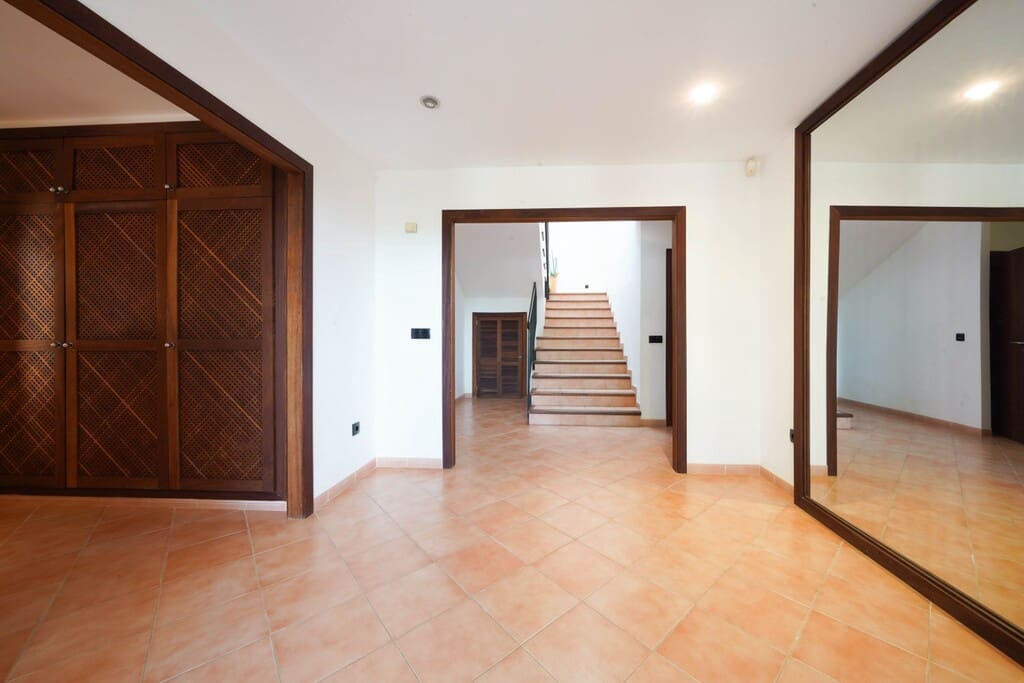 4 bedroom Villa for sale in Costa de los Pinos with pool - € 4,100,000 (Ref: 9735370)