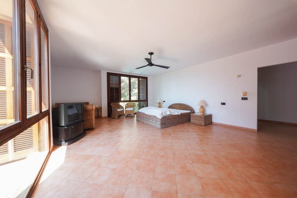 4 bedroom Villa for sale in Costa de los Pinos with pool - € 4,100,000 (Ref: 9735370)