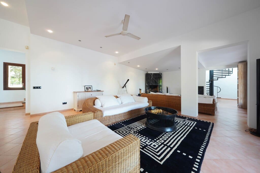 4 bedroom Villa for sale in Costa de los Pinos with pool - € 4,100,000 (Ref: 9735370)