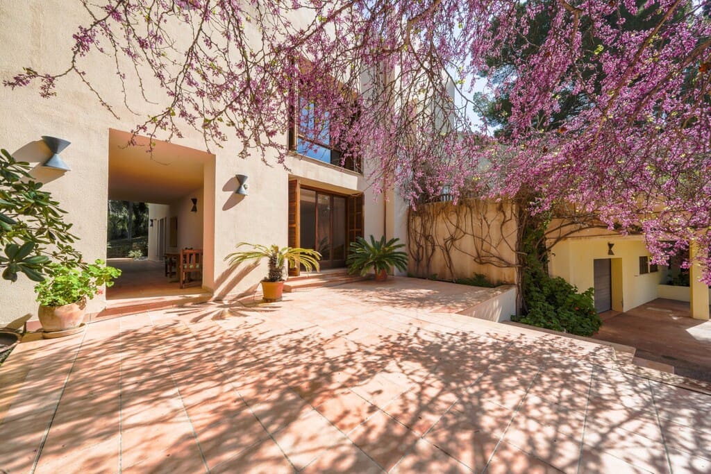 4 bedroom Villa for sale in Costa de los Pinos with pool - € 4,100,000 (Ref: 9735370)