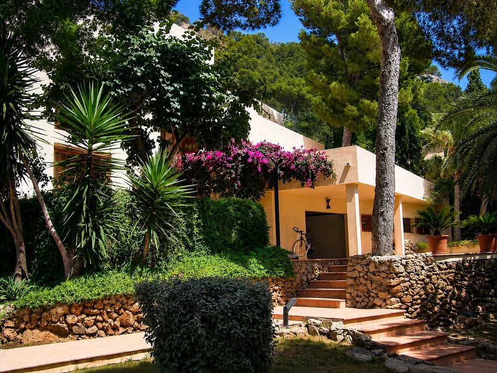 4 bedroom Villa for sale in Costa de los Pinos with pool - € 4,100,000 (Ref: 9735370)