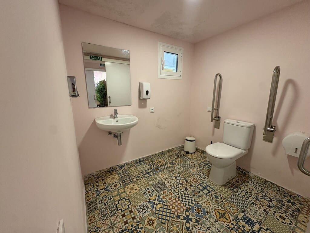 Commercial for sale in Canyamel - € 180,000 (Ref: 9777836)