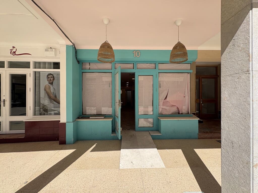 Commercial for sale in Canyamel - € 180,000 (Ref: 9777836)