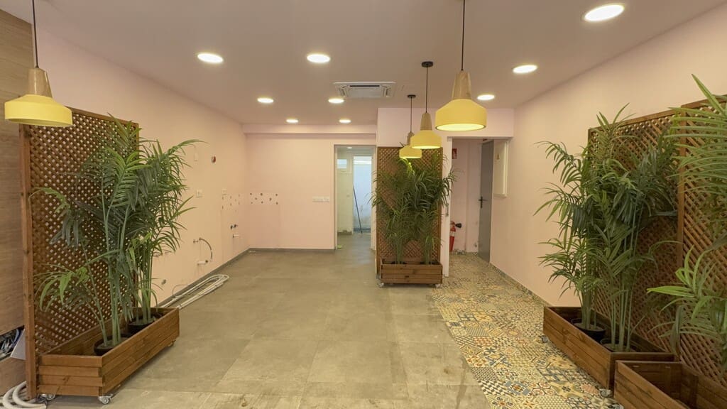 Commercial for sale in Canyamel - € 180,000 (Ref: 9777836)