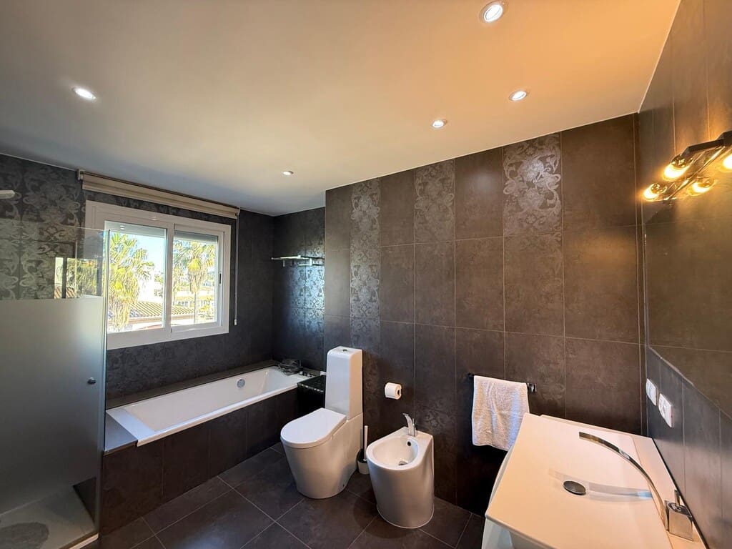 2 quarto Apartamento para arrendar em Cala Millor com piscina - 2 800 € (Ref: 9786771)