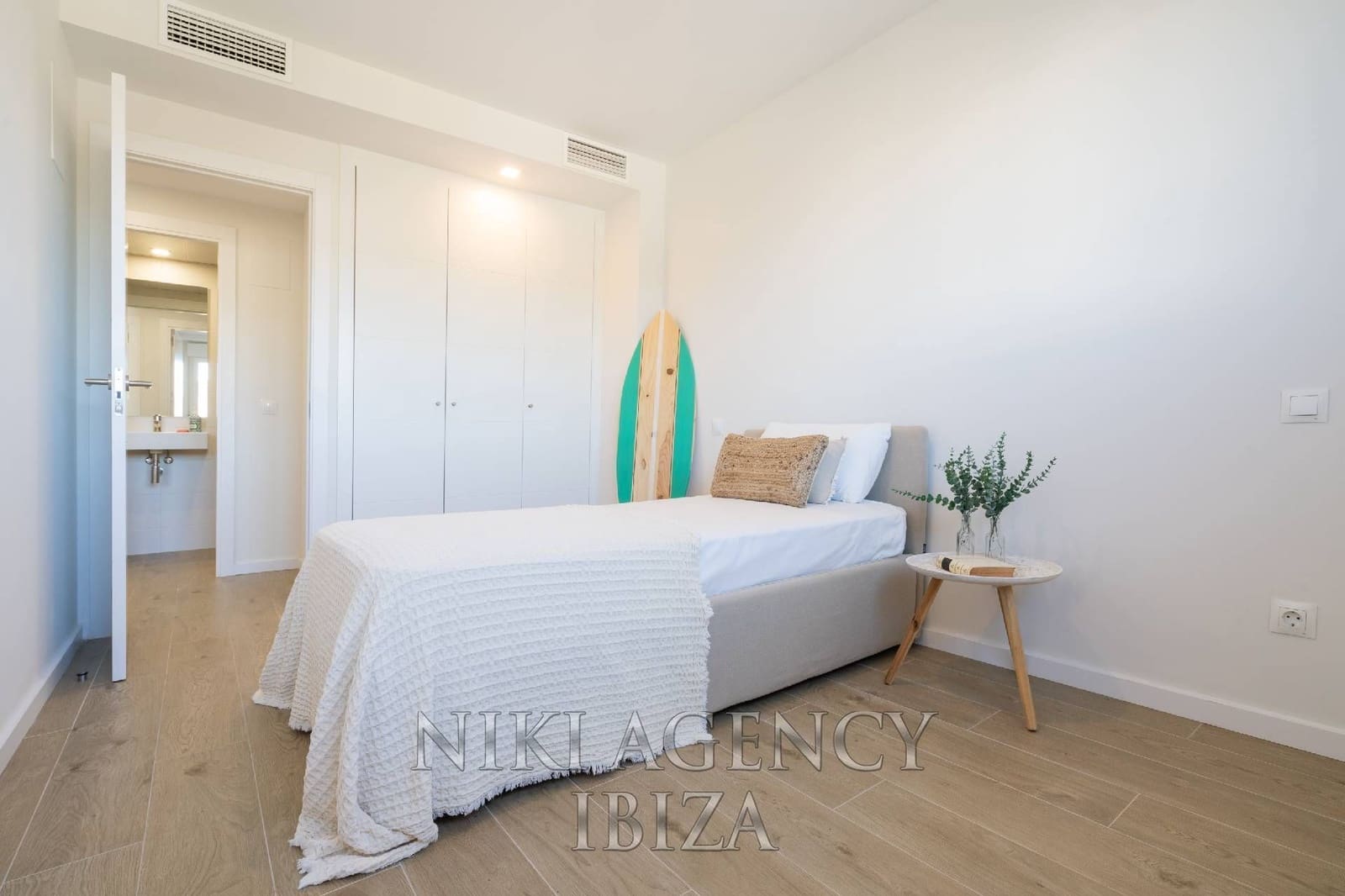 4 bedroom Apartment for sale in Playa d'en Bossa with pool garage - € 995,000 (Ref: 10179875)