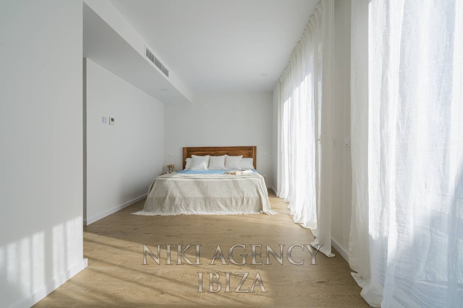 4 bedroom Apartment for sale in Playa d'en Bossa with pool garage - € 995,000 (Ref: 10179875)