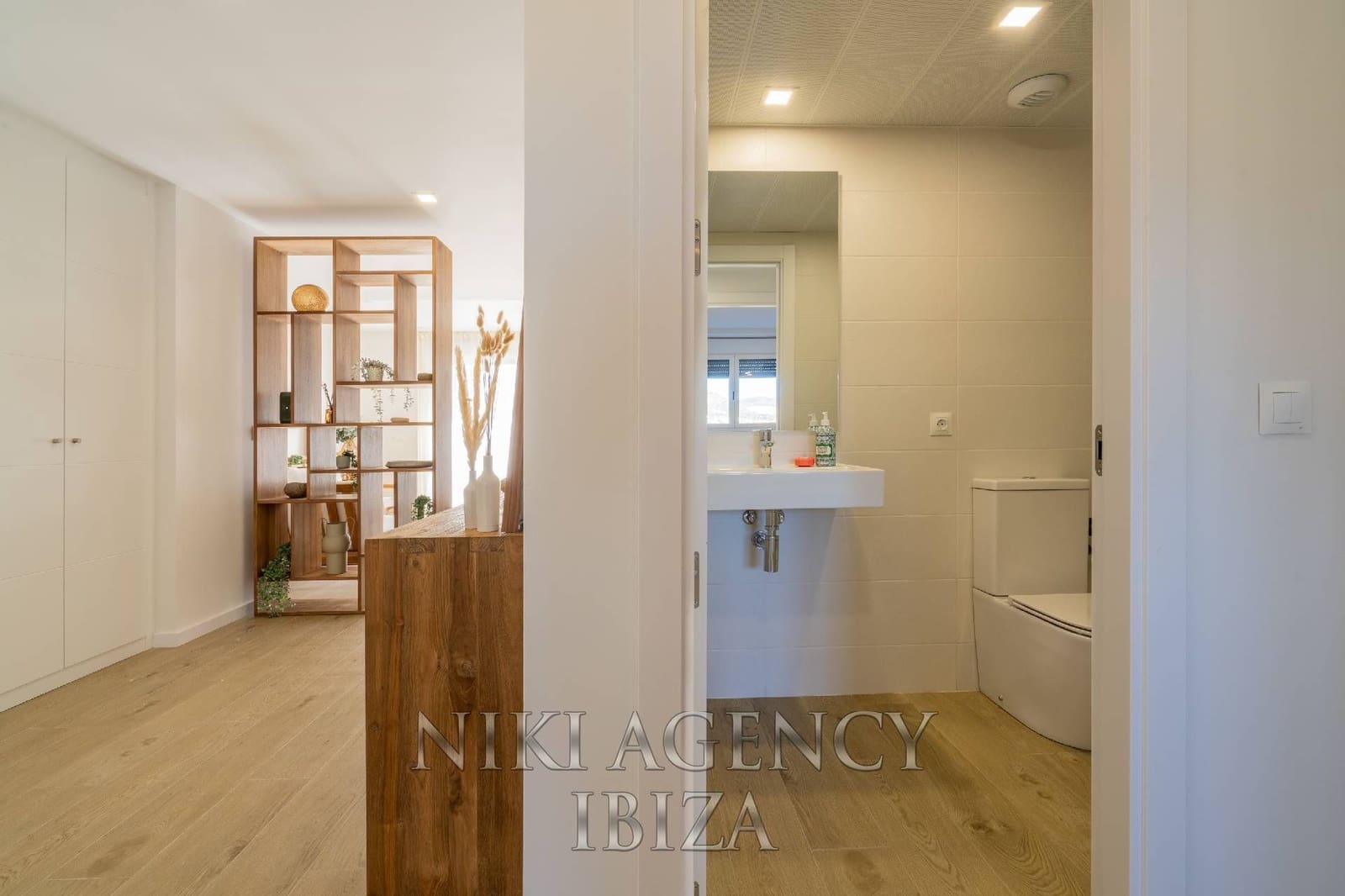 4 bedroom Apartment for sale in Playa d'en Bossa with pool garage - € 995,000 (Ref: 10179875)