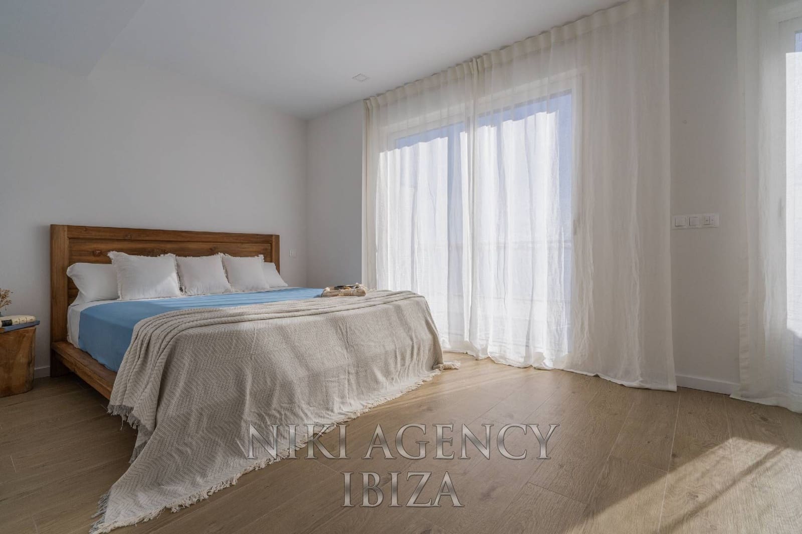 4 bedroom Apartment for sale in Playa d'en Bossa with pool garage - € 995,000 (Ref: 10179875)