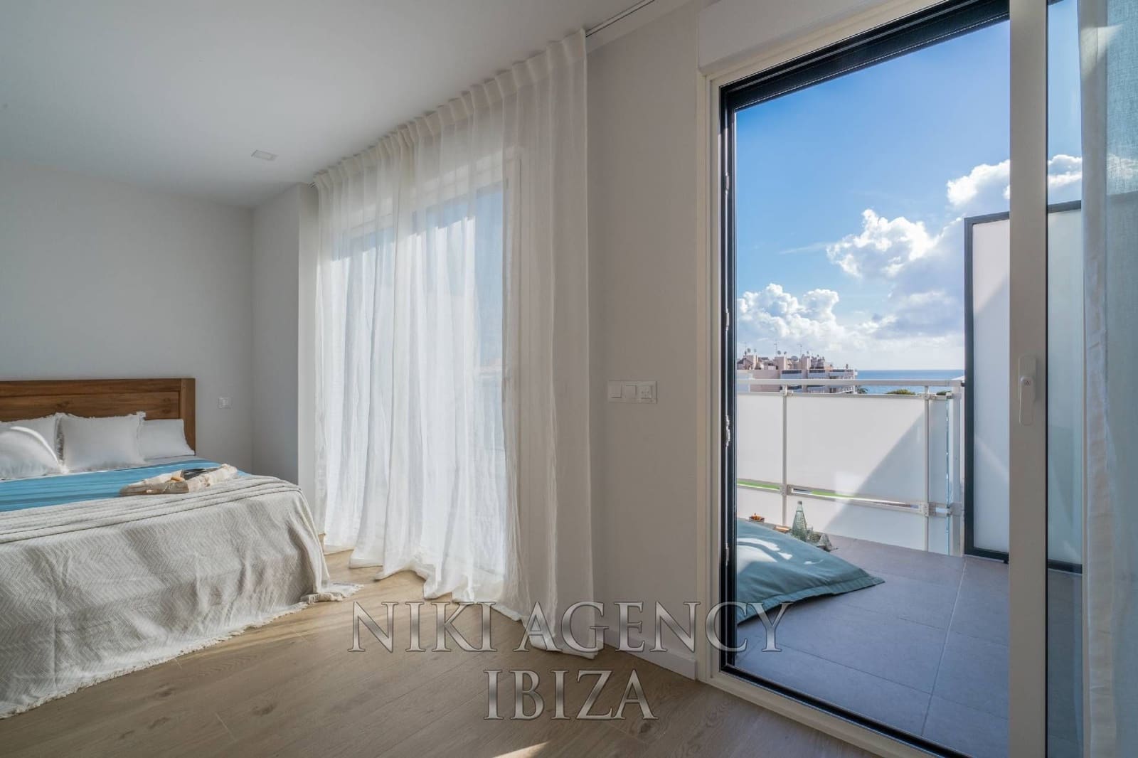 4 bedroom Apartment for sale in Playa d'en Bossa with pool garage - € 995,000 (Ref: 10179875)
