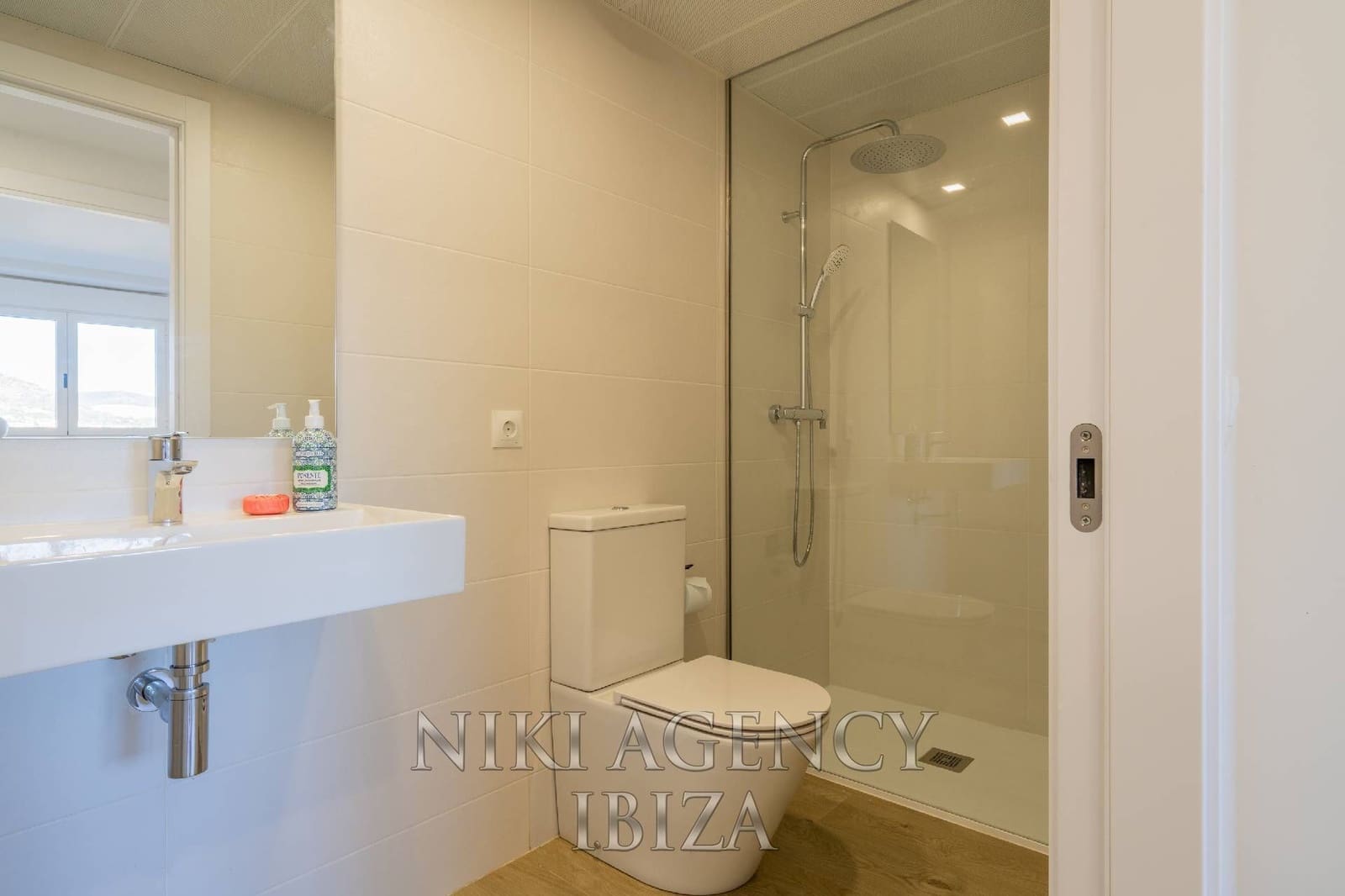 4 bedroom Apartment for sale in Playa d'en Bossa with pool garage - € 995,000 (Ref: 10179875)