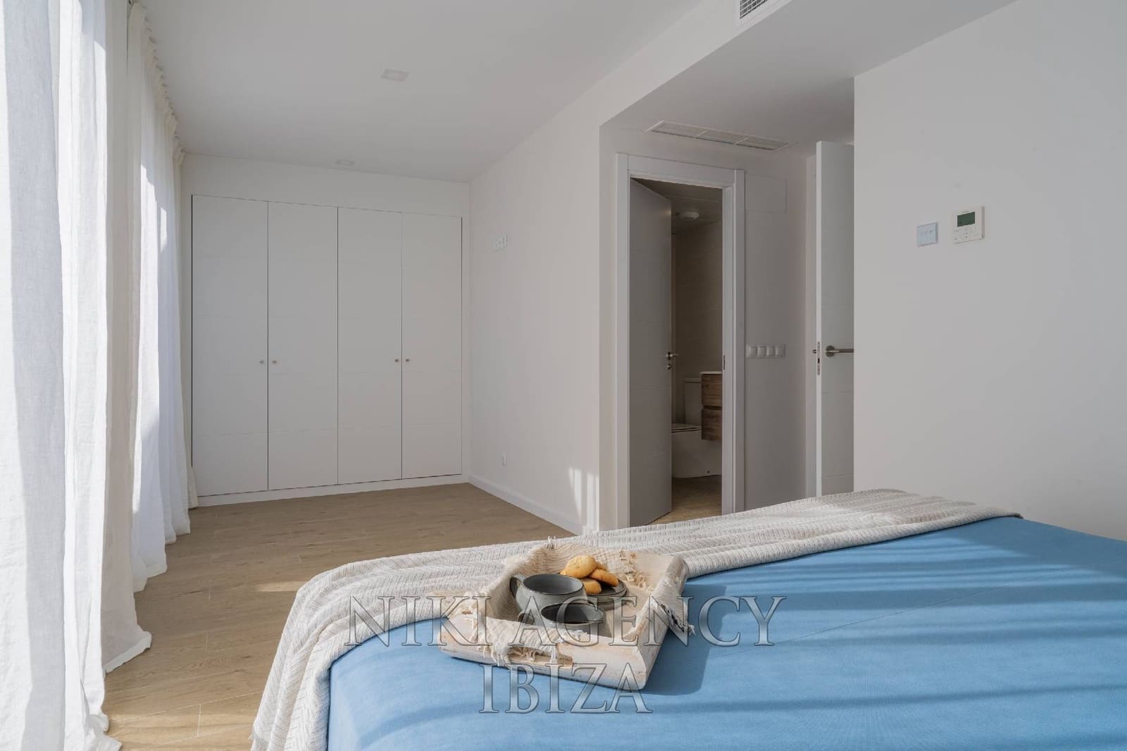 4 bedroom Apartment for sale in Playa d'en Bossa with pool garage - € 995,000 (Ref: 10179875)