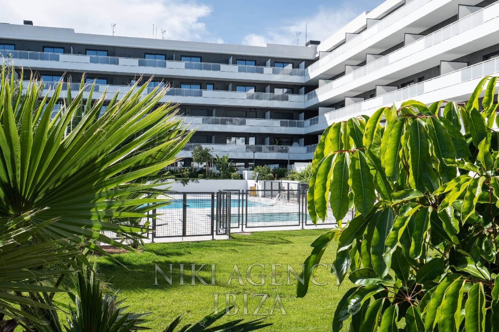 4 bedroom Apartment for sale in Playa d'en Bossa with pool garage - € 995,000 (Ref: 10179875)