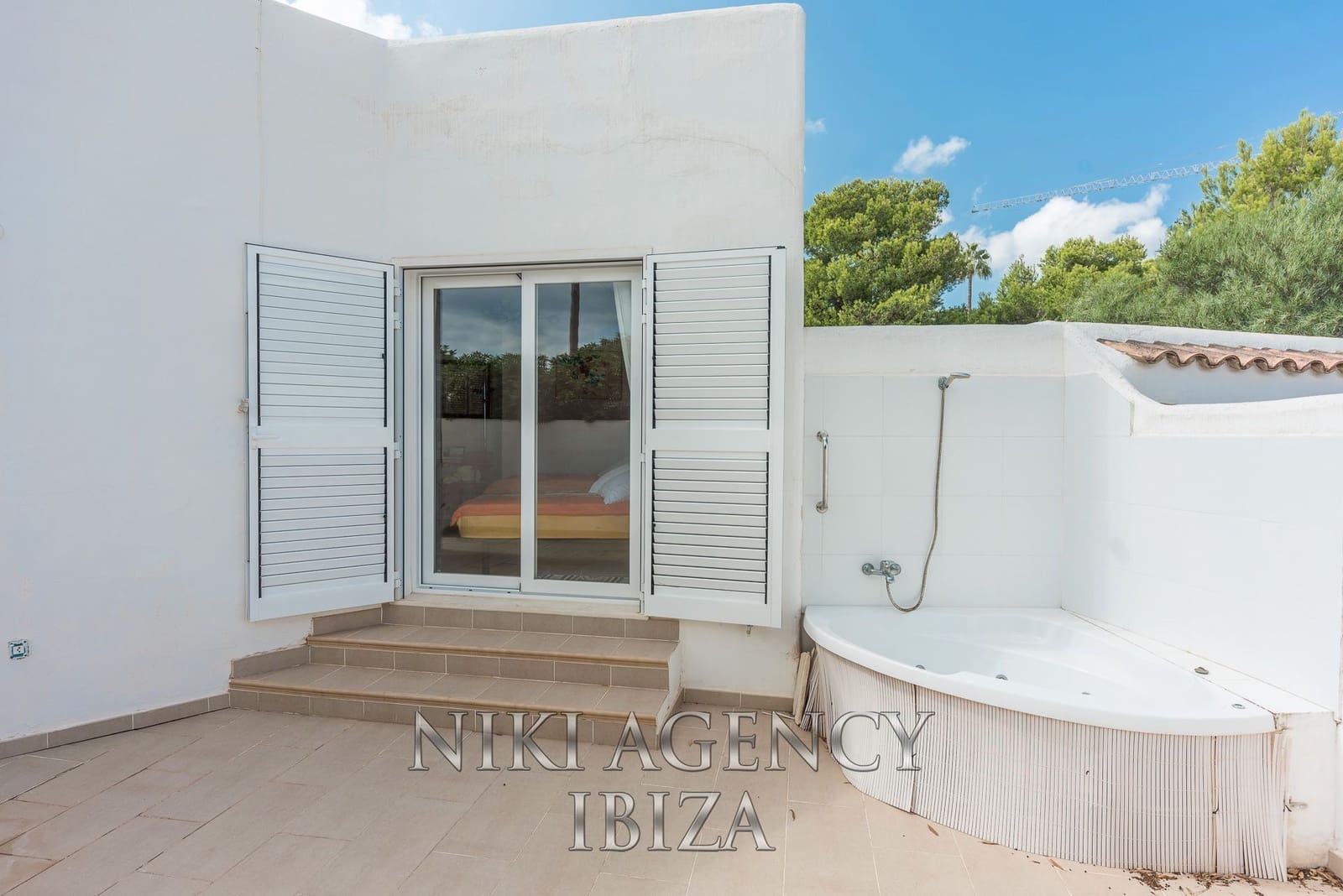 2 soveværelse Villa til salg i Es Cubells med garage - € 2.500.000 (Ref: 9016250)