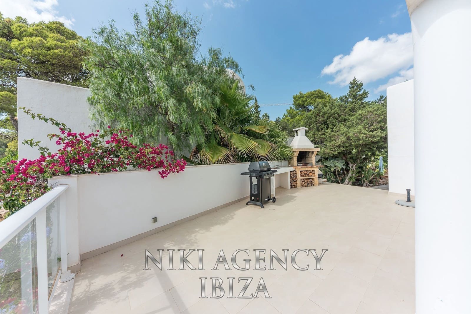 2 soveværelse Villa til salg i Es Cubells med garage - € 2.500.000 (Ref: 9016250)