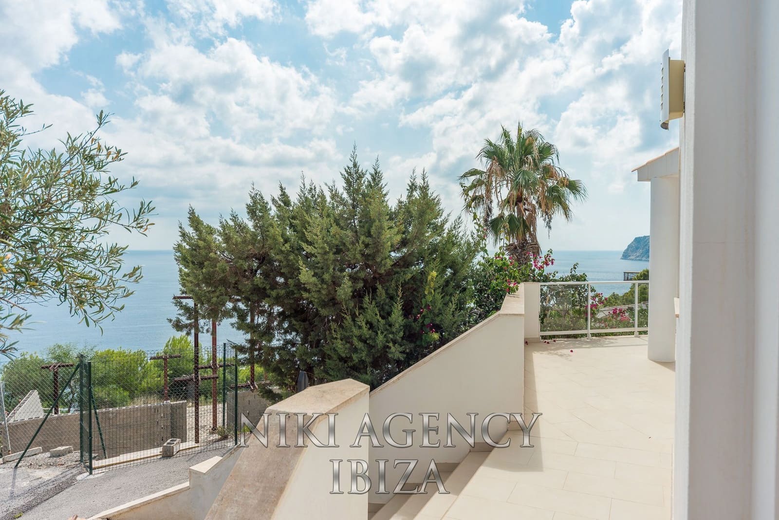 2 soveværelse Villa til salg i Es Cubells med garage - € 2.500.000 (Ref: 9016250)