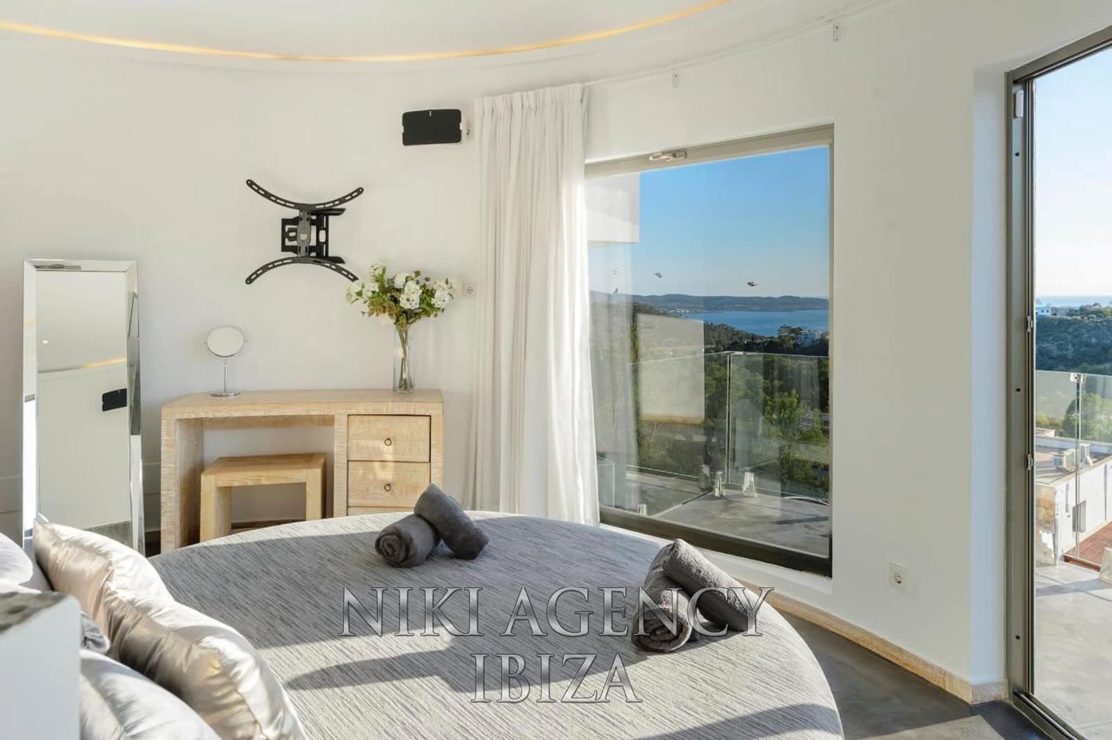 4 bedroom Villa for sale in Sant Antoni de Portmany with pool garage - € 2,800,000 (Ref: 9016253)