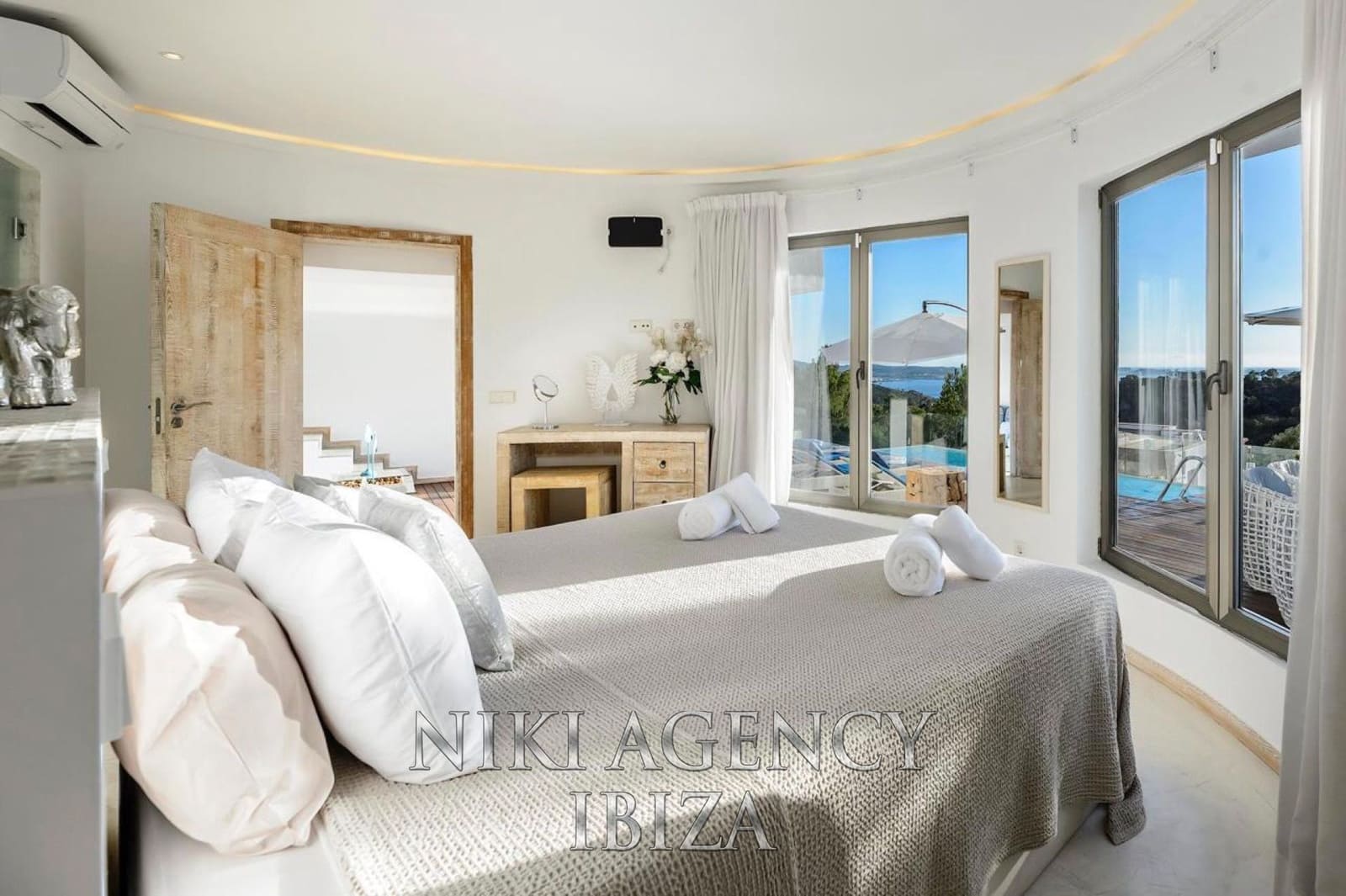 4 bedroom Villa for sale in Sant Antoni de Portmany with pool garage - € 2,800,000 (Ref: 9016253)