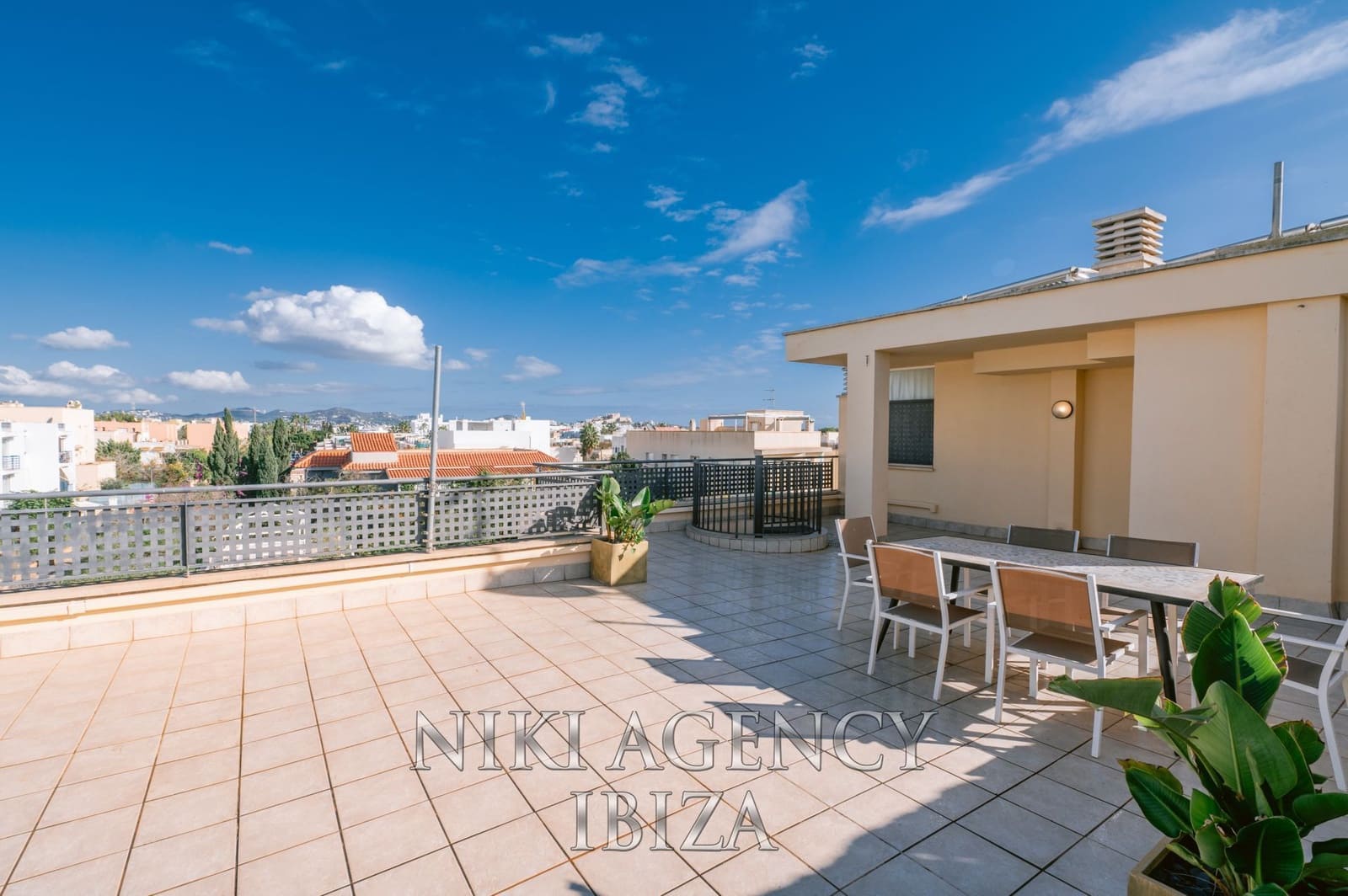 3 bedroom Apartment for sale in Ibiza / Eivissa town with pool garage - € 650,000 (Ref: 9016256)