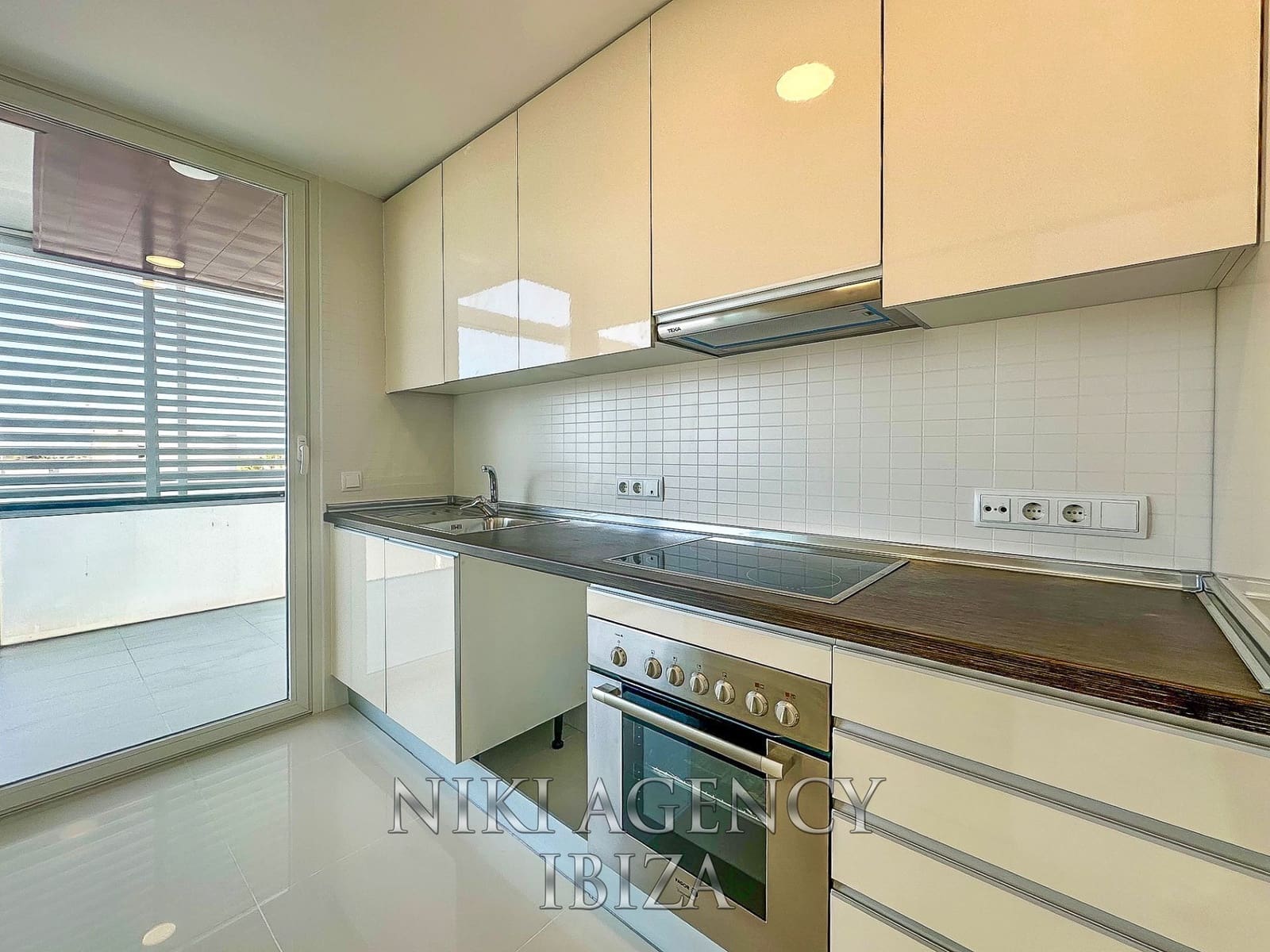 2 bedroom Apartment for sale in Playa d'en Bossa with pool garage - € 670,000 (Ref: 9118536)